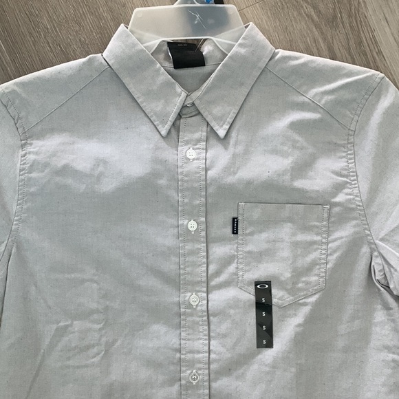 Oakley button down - Picture 2 of 3
